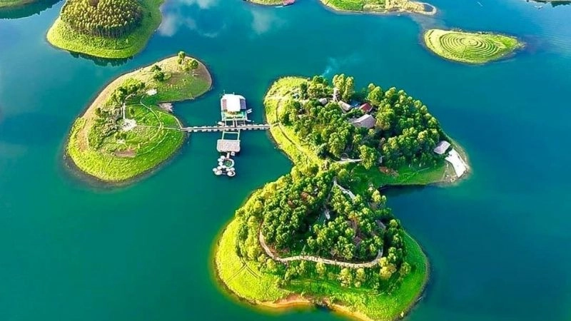 Vẻ đẹp Hồ Thác Bà làm dịu mọi tâm hồn