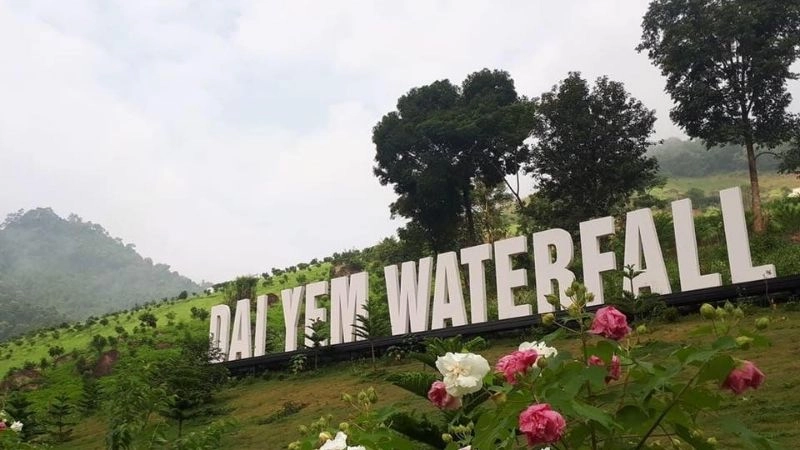 Thác Dải Yếm đẹp mê hồn giữa núi non