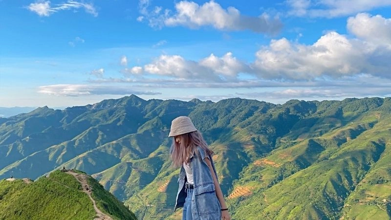 Chạm đỉnh mây tại sống lưng khủng long Tà Xùa