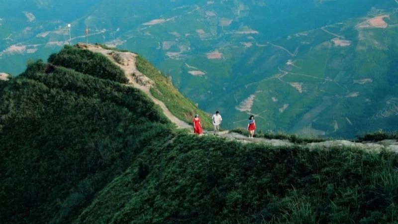 Sống lưng khủng long uốn lượn giữa trời mây