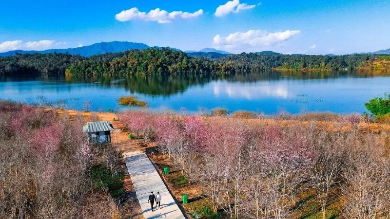 Hồ Pá Khoang thơ mộng giữa núi rừng Tây Bắc