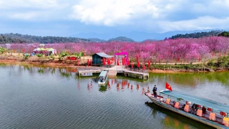 Một thoáng bình yên trên mặt hồ Pá Khoang