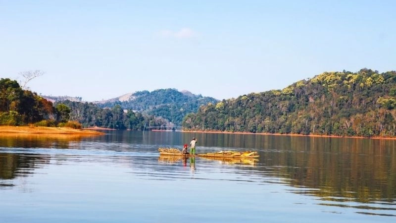 Chiều buông tím mộng trên hồ Pá Khoang thơ