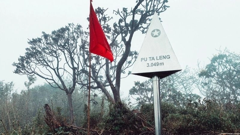 Mây trắng giăng đầy đỉnh Pu Ta Leng kỳ vĩ