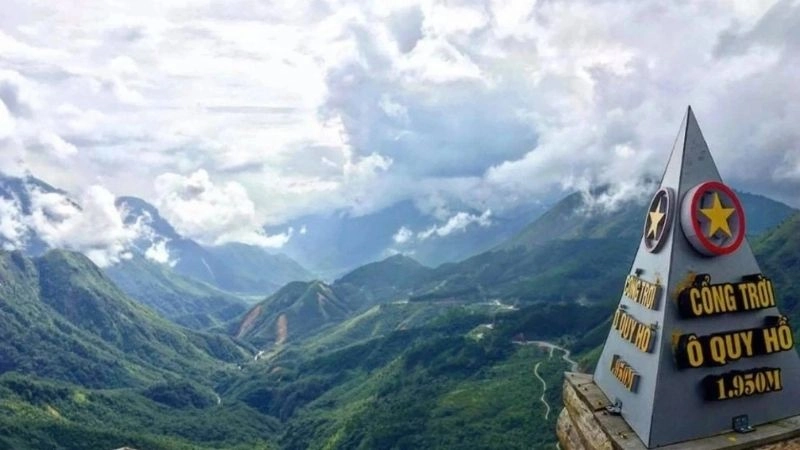 Mây phủ kín lối trên đèo Ô Quy Hồ mờ ảo