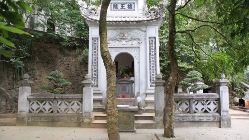 Đền Hùng lung linh trong sương sớm mờ ảo