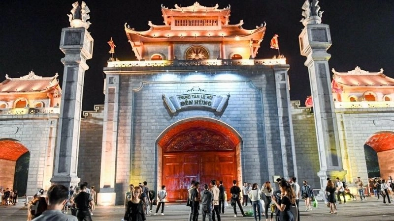 Về đền Hùng lắng nghe tiếng vọng tổ tiên