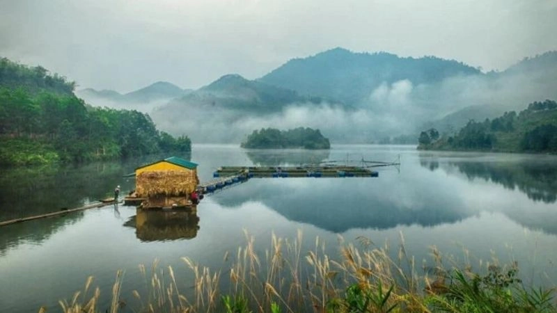 Khoảng thời gian lý tưởng nhất để tham quan hồ Ao Châu là từ tháng 3 đến tháng 5