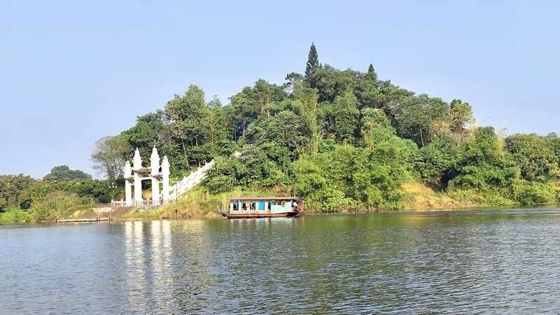 Tận hưởng bình yên bên hồ Ao Châu lộng gió