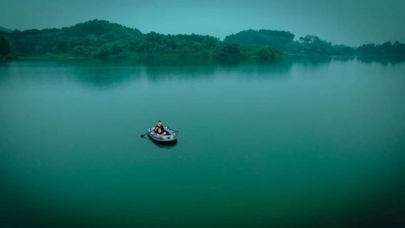 Vẻ đẹp hồ Ao Châu níu bước chân du khách