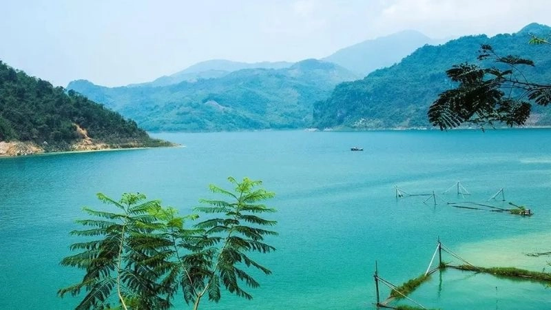 Thung Nai mộng mơ giữa lòng hồ sông Đà