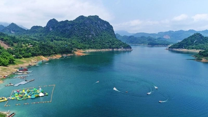 Hồ Hòa Bình xanh biếc giữa núi rừng Tây Bắc