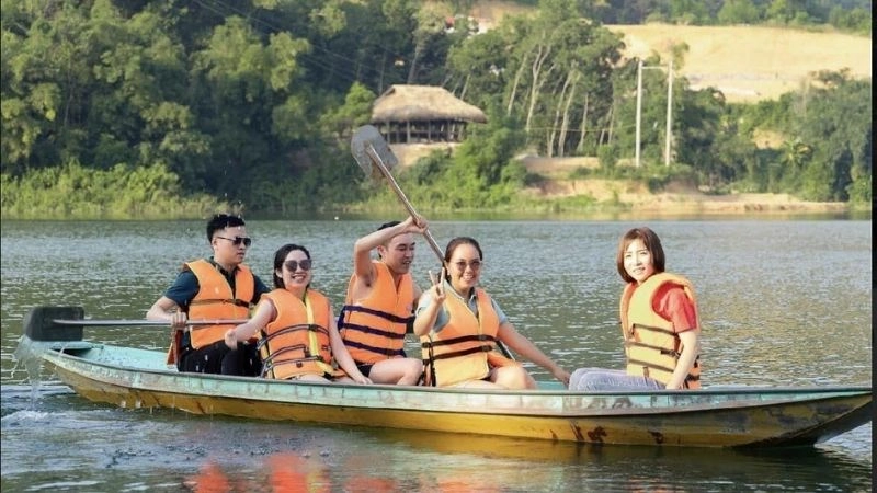 Hồ Hòa Bình quyến rũ với nét hoang sơ