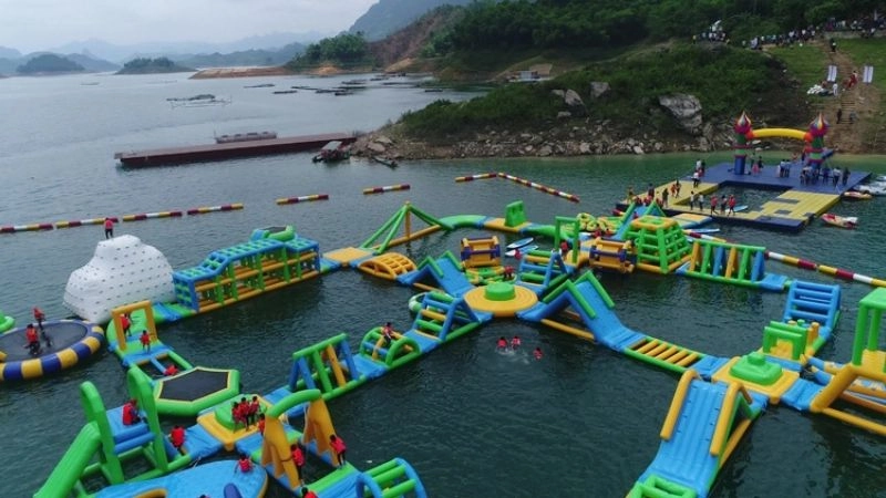 Chèo thuyền trên hồ Hòa Bình lặng gió