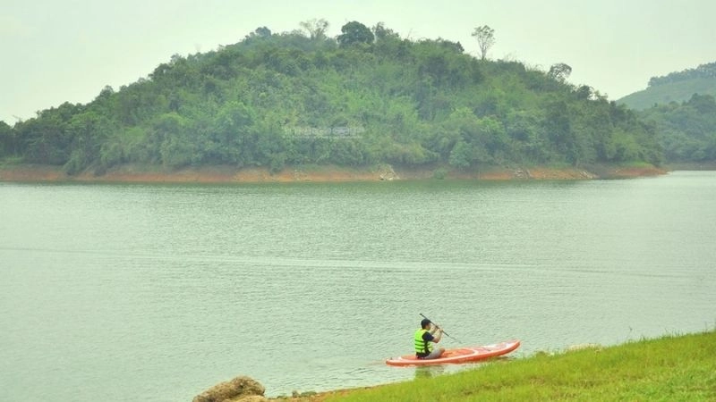 áng sớm có thể ngắm bình minh Hồ Núi Cốc giữa làn sương mờ mờ ảo ảo