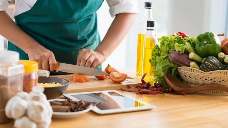 Tự nấu ăn giúp thư giãn và kiểm soát dinh dưỡng 