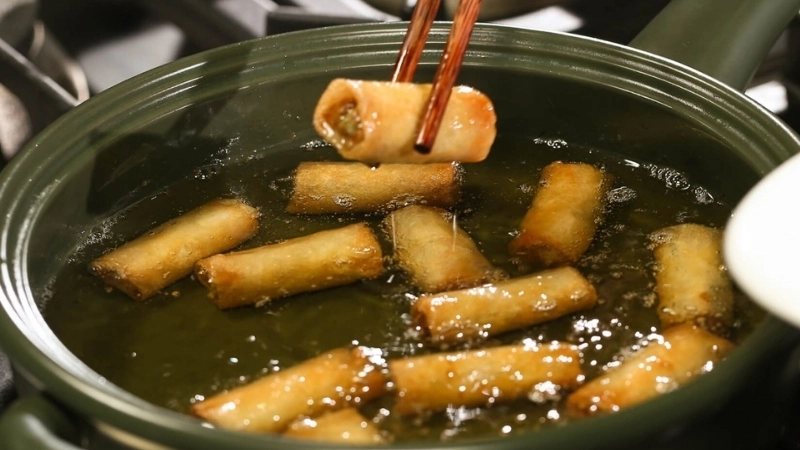 Việc sử dụng dầu trong nấu ăn là điều không thể thiếu