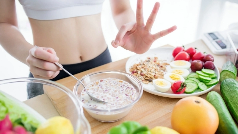 Giữ cân nặng hợp lý và chế độ ăn lành mạnh