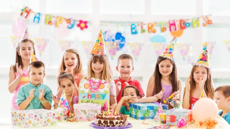 Lên danh sách khách mời và gửi thiệp sớm