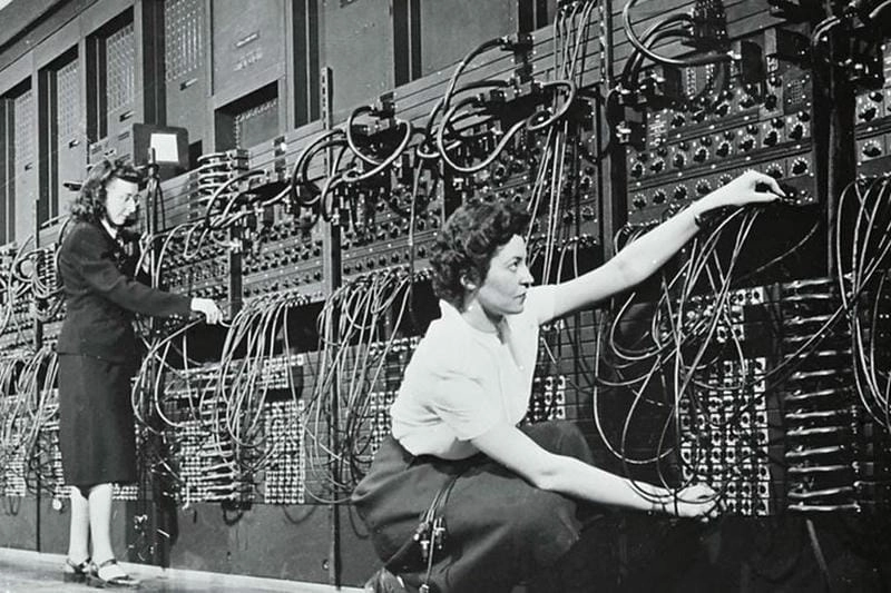 Khám phá máy tính đầu tiên được phát minh khi nào cùng hình ảnh độc đáo