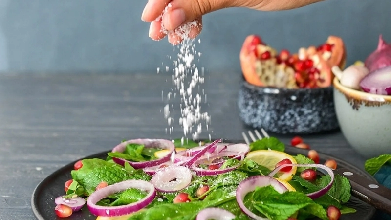 Một chế độ ăn mặn dễ khiến cơ thể giữ nước, dẫn đến tình trạng sưng phù