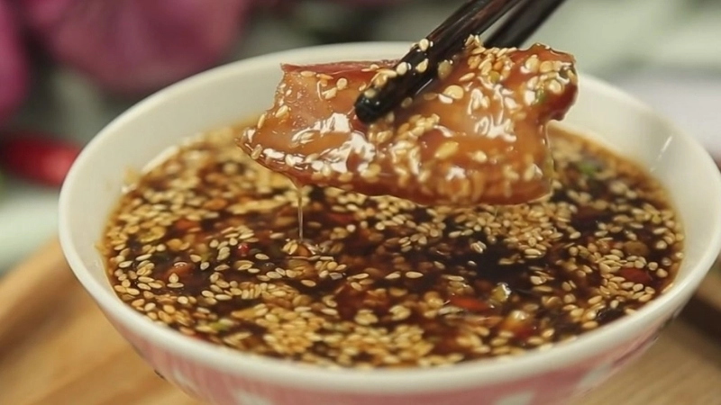 Giảm thói quen chấm nhiều nước mắm, xì dầu