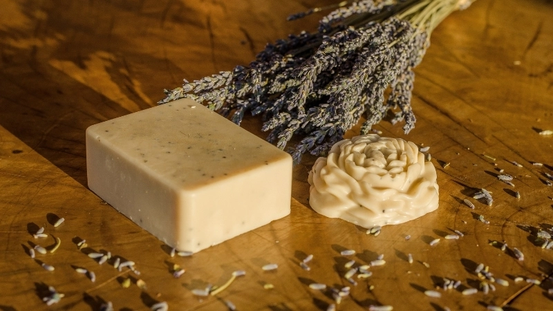 Sự khác biệt giữa xà phòng dịu nhẹ và xà phòng thông thường