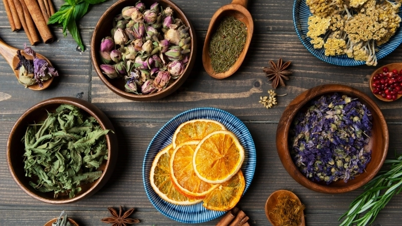 Người cần hạn chế hoặc tránh uống trà thảo mộc