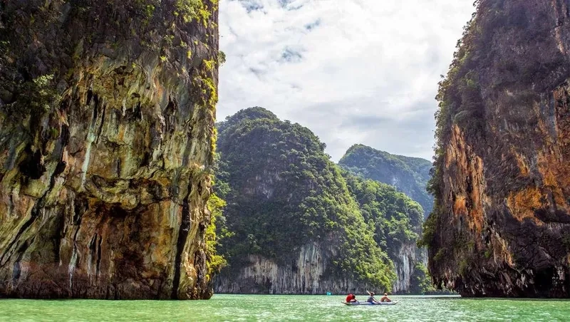 Vịnh Phang Nga nổi bật giữa làn nước xanh ngọc