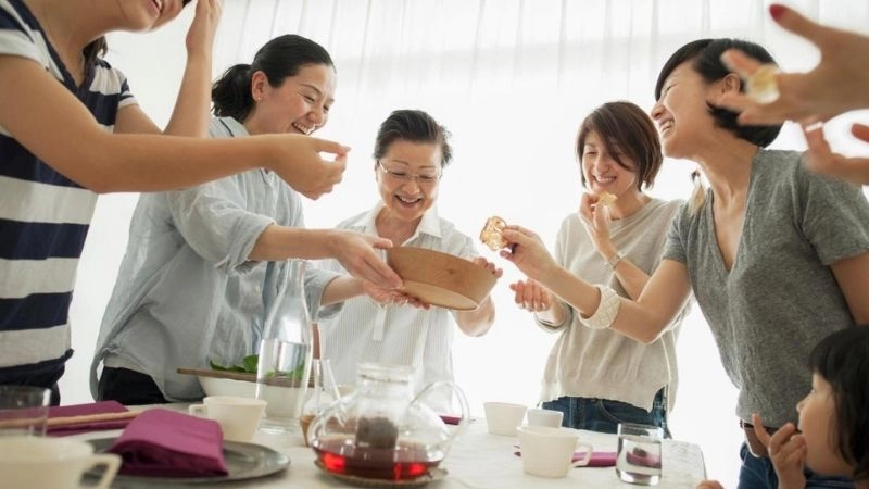 kết nối với những người có cùng sở thích và giá trị, cũng như những người thân yêu để cải thiện cảm xúc