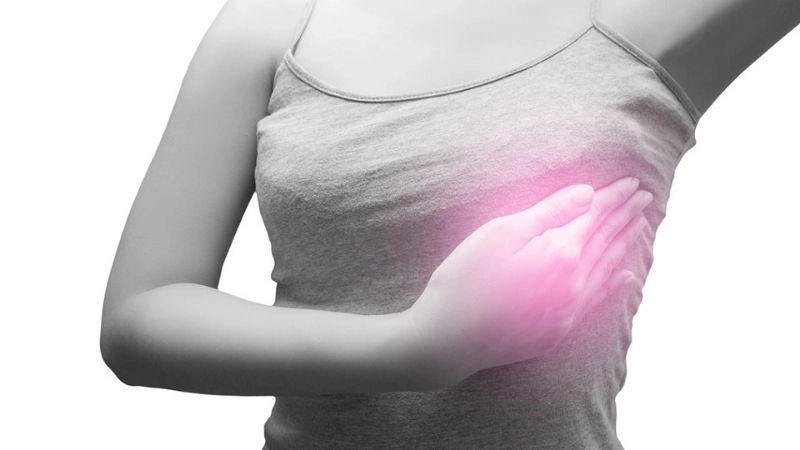 Biểu hiện của ung thư vú ban đầu người bệnh có thể cảm thấy một khối u cứng