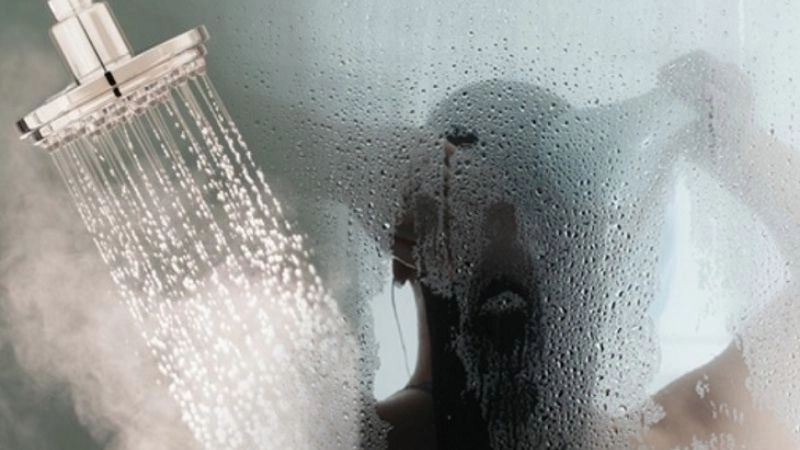 Một trong những cách giảm đau hạ sốt nhanh cho người lớn là tắm rửa