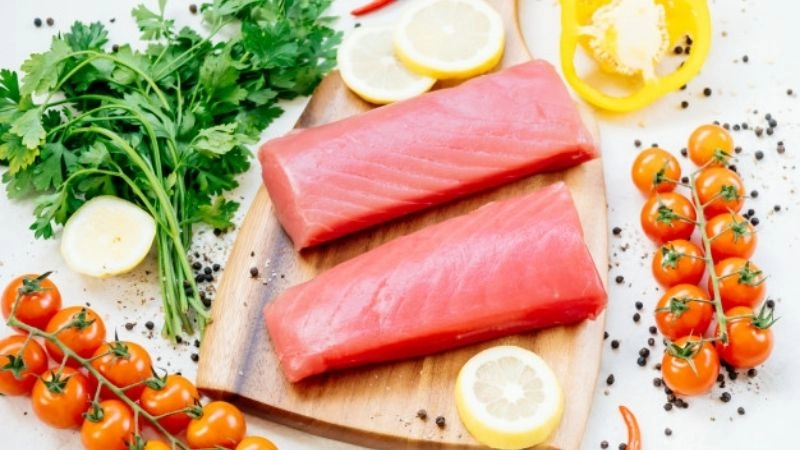 Các loại cá béo như cá hồi, cá ngừ Albacore, cá cơm, cá mòi, cá kiếm… chứa axit béo omega-3 giúp bảo vệ và tăng cường chức năng não bộ