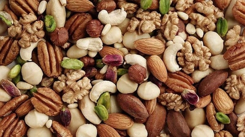 Quả hạch là thực phẩm giàu chất chống oxy hóa, vitamin E và axit béo omega-3 giúp bảo vệ tế bào não khỏi tổn thương
