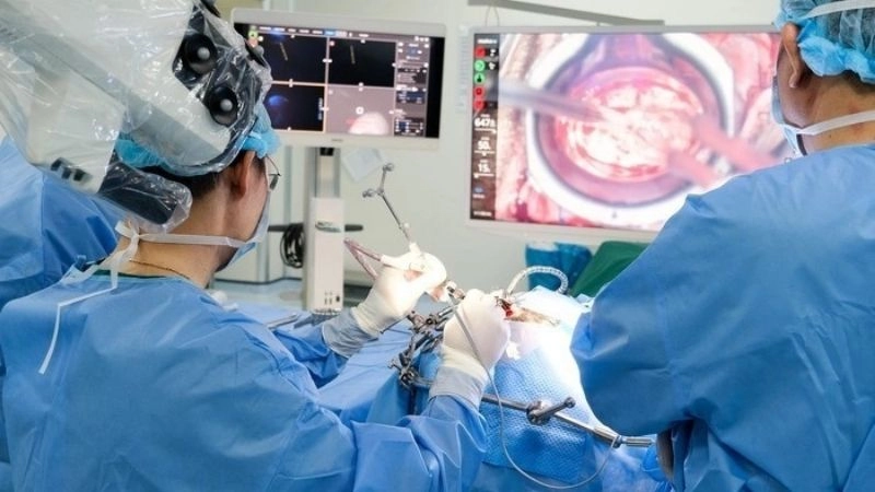 Robot như ROSA (Mỹ) hay Neuromate (Anh) hỗ trợ thao tác chính xác đến từng milimet trong các ca phẫu thuật như sinh thiết não