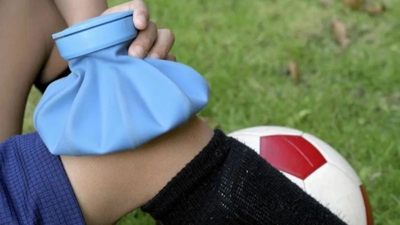 Khi mắc viêm gân nên đặt đá trong chiếc khăn mỏng hay túi chườm trước khi đặt lên da