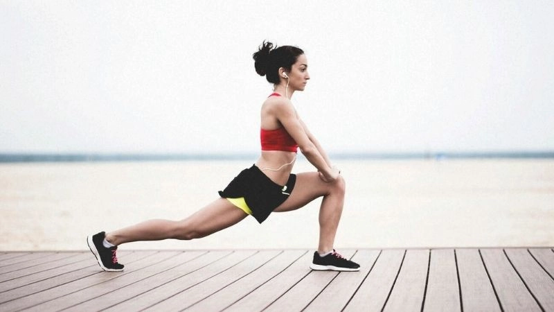 Hãy thực hiện các động tác kéo căng cơ thể trước và sau khi vận động.