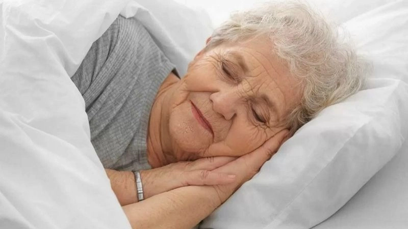 Giấc ngủ tốt có thể giúp ngăn Alzheimer đến sớm và tiến triển 