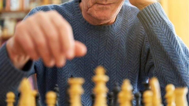 Luyện tập não bộ thông qua các hoạt động như đọc sách, chơi cờ