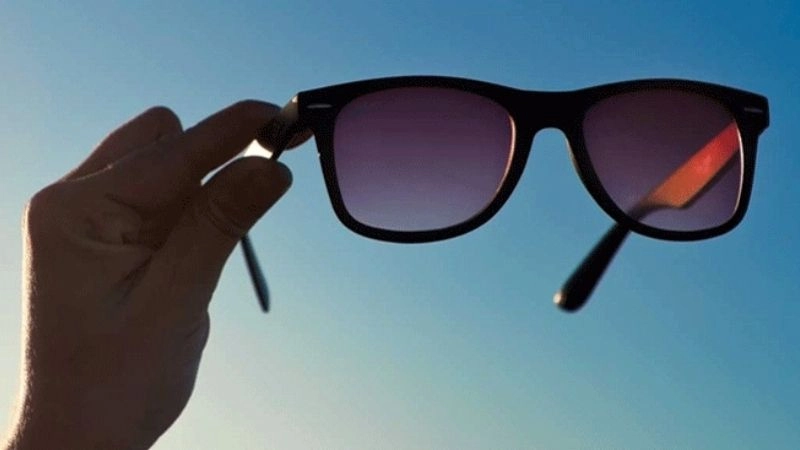 Kính râm không chỉ là phụ kiện thời trang mà còn giúp bảo vệ mắt khỏi các tác nhân bên ngoài