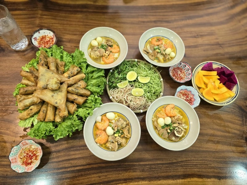 Ẩm thực Đà Nẵng với bánh tráng cuốn thịt heo