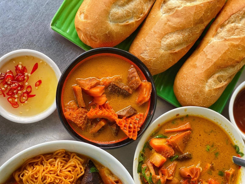 Ẩm thực Sài Gòn với bánh xèo giòn rụm hấp dẫn