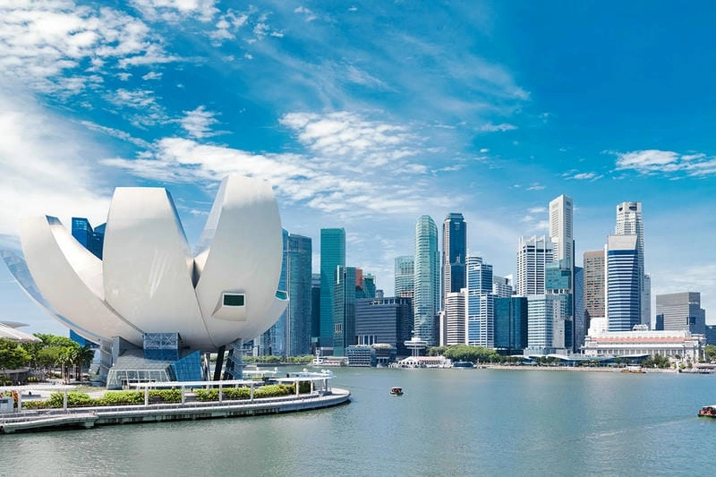 Ảnh ArtScience Museum Singapore nổi bật bên vịnh Marina