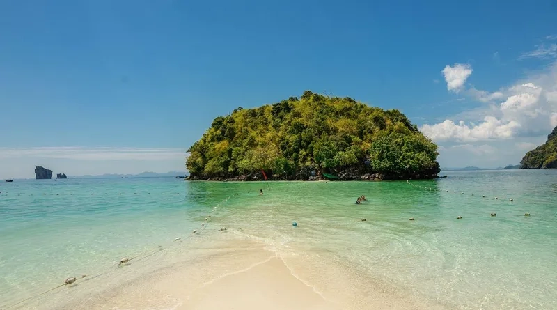 Bãi biển Ao Nang là một trong những điểm đến nổi bật của tỉnh Krabi