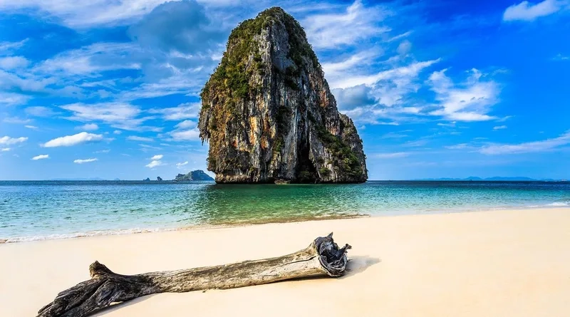 Làn nước xanh mát ở Bãi biển Ao Nang hút hồn