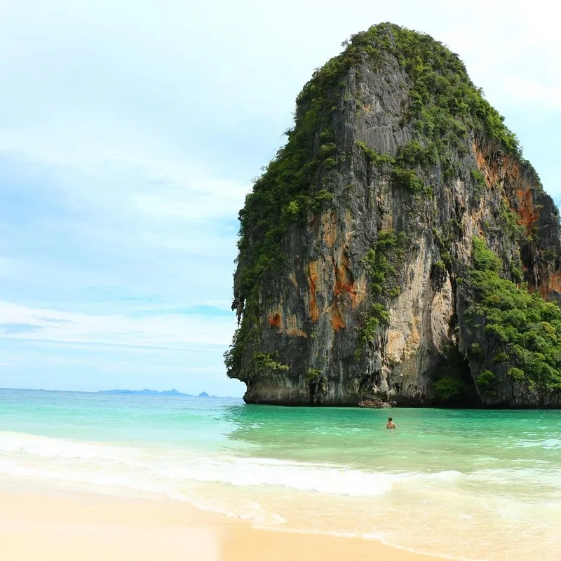 Cát trắng trải dài trên Bãi biển Ao Nang yên bình