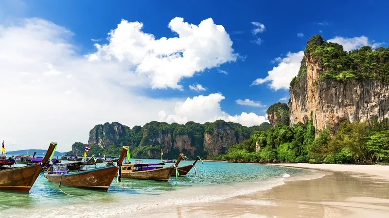 Bãi biển Ao Nang thu hút du khách bốn phương