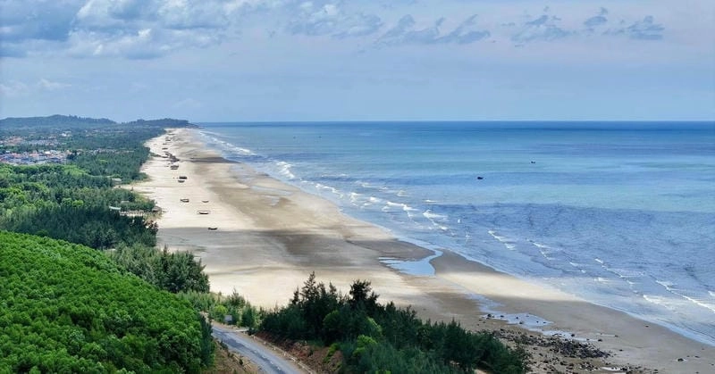 Bãi biển Hà Tĩnh đẹp như tranh với cát trắng mịn