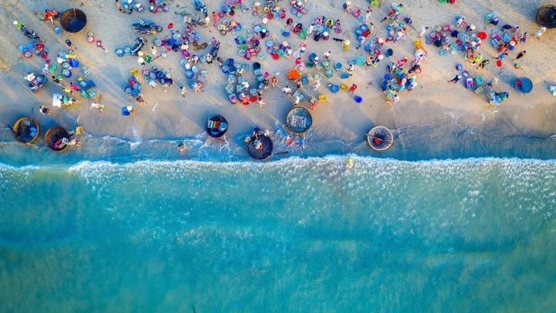 Thư giãn bãi biển Mỹ Khê giữa trời mây sóng nước