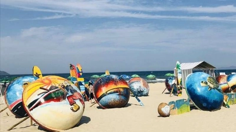 Biển Mỹ Khê cát trắng trải dài như tấm lụa mềm